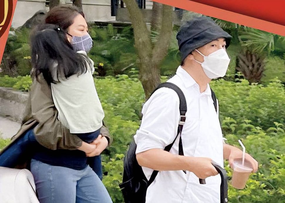 携神秘母女游船被拍 张卫健陷出轨风波急澄清
