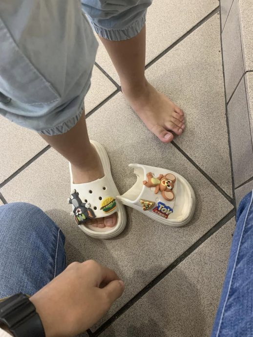 男童随母逛广场出事 塑料拖鞋被扶梯“吞”一半