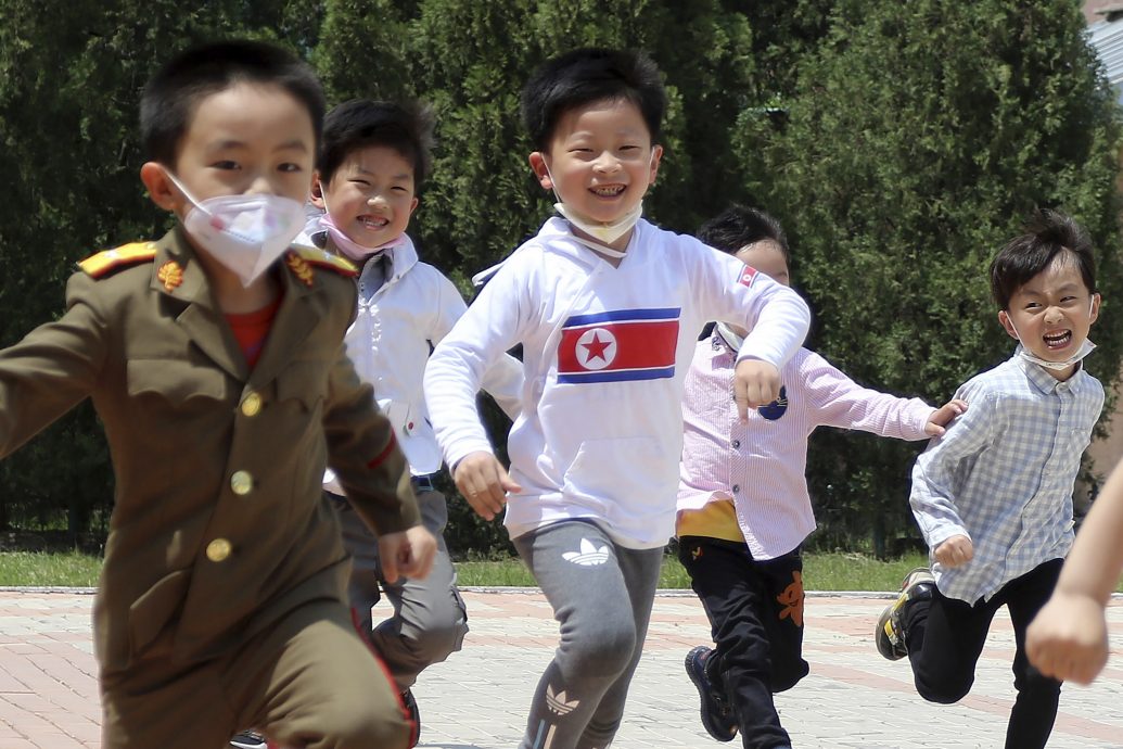 看世界)多名朝鲜人乘渔船脱北投诚韩国 包括儿童