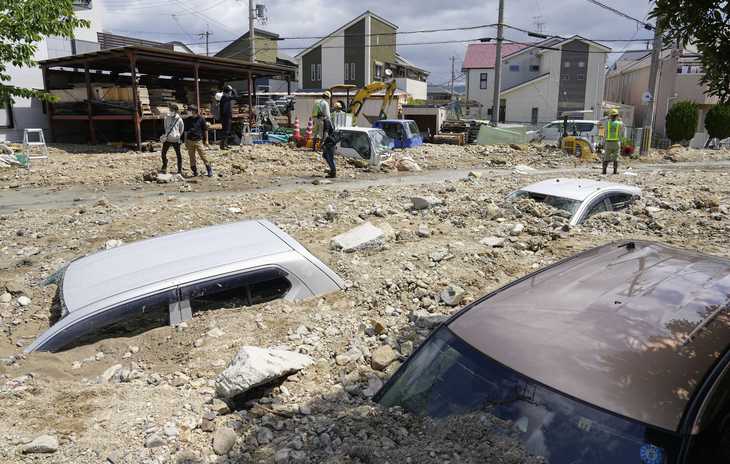 看世界/大阪近郊城市因豪雨溃堤 多辆汽车惨遭泥沙掩埋