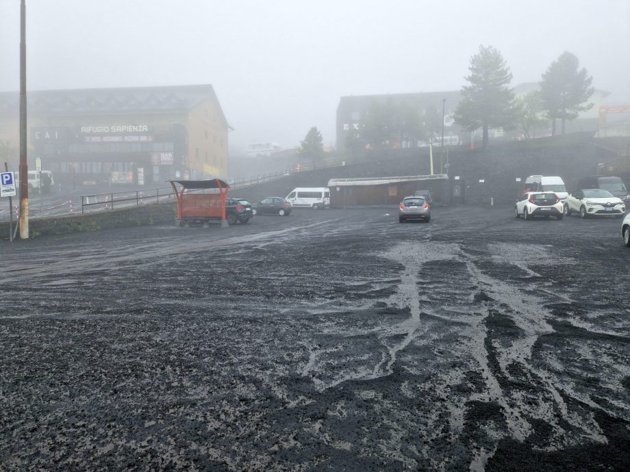 看世界/意大利埃特纳火山喷发! 机场紧急宣布:航班暂停