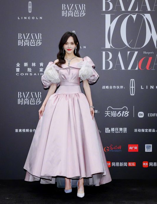 芭莎派对座位亮点|赵丽颖坐主位领年度演员 Angelababy咖位偶像派
