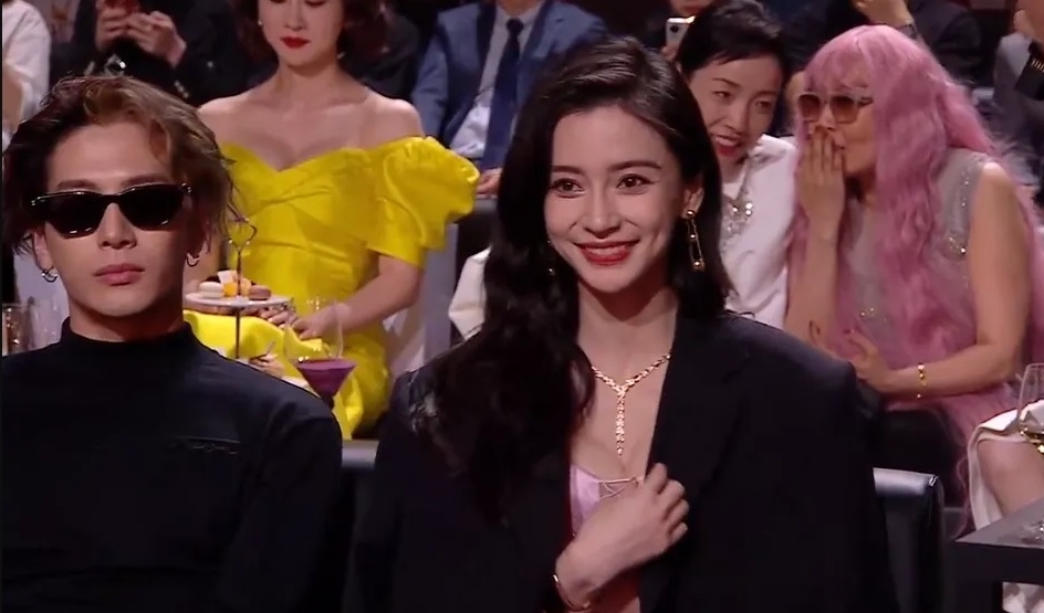 芭莎派对座位亮点|赵丽颖坐主位领年度演员 Angelababy咖位偶像派