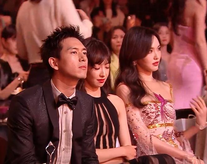 芭莎派对座位亮点|赵丽颖坐主位领年度演员 Angelababy咖位偶像派