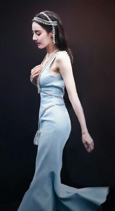 芭莎派对座位亮点|赵丽颖坐主位领年度演员 Angelababy咖位偶像派