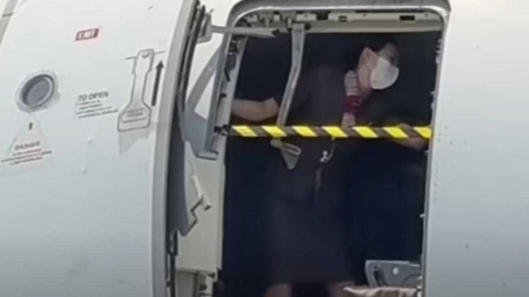 超猛!韩亚航机舱门高空被打开 空姐“肉身挡门口”惊险照曝