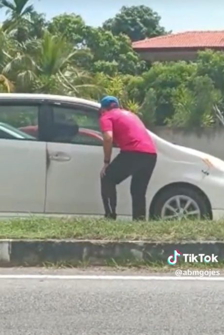 车子无故停路中间 警员前探以为车主心脏病发 原来…