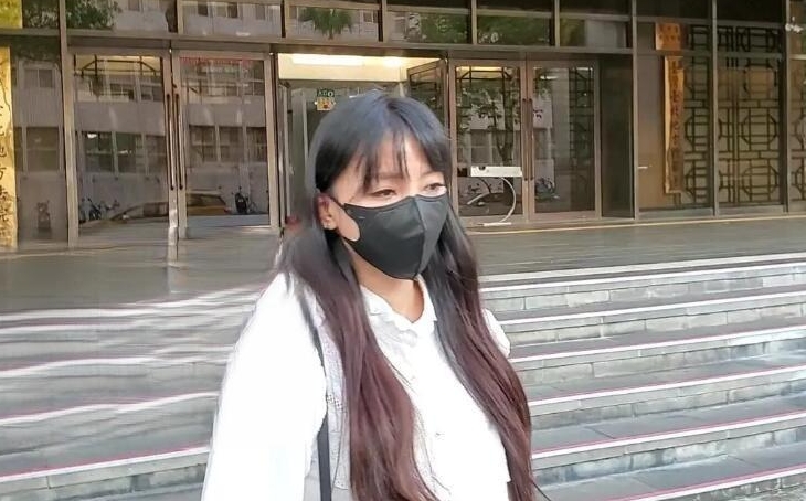 首次出庭对决李靓蕾 王力宏白发显沧桑