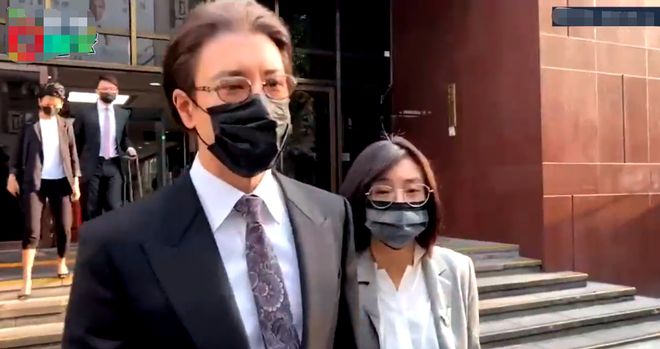 首次出庭对决李靓蕾 王力宏白发显沧桑