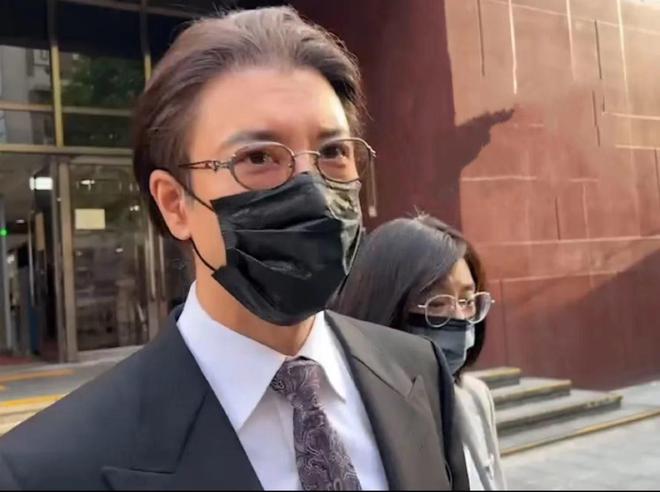 首次出庭对决李靓蕾 王力宏白发显沧桑