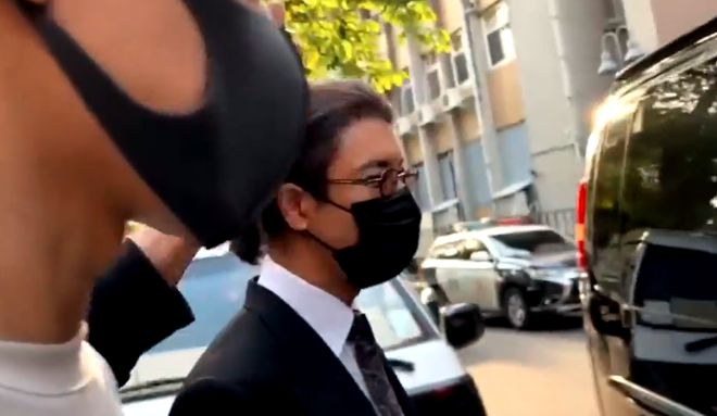 首次出庭对决李靓蕾 王力宏白发显沧桑
