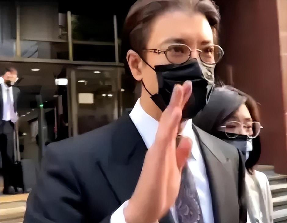 首次出庭对决李靓蕾 王力宏白发显沧桑