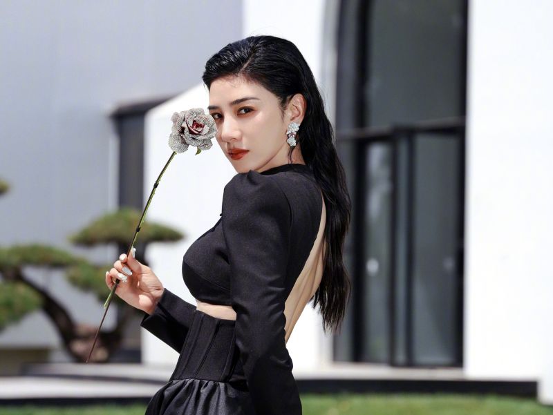 黄奕私拿美术馆展品摆拍 糗被馆方点名开轰
