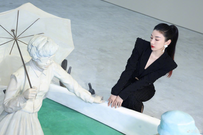 黄奕私拿美术馆展品摆拍 糗被馆方点名开轰