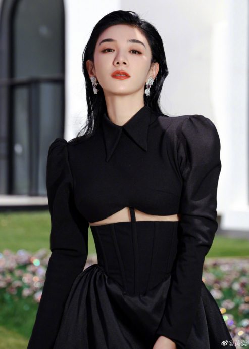 黄奕私拿美术馆展品摆拍 糗被馆方点名开轰