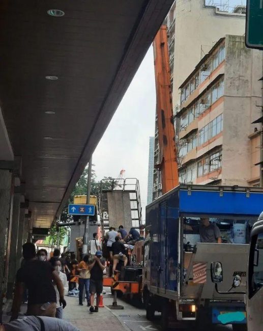 黄渤倪妮剧组突发意外 升降台高空坍塌8人受伤