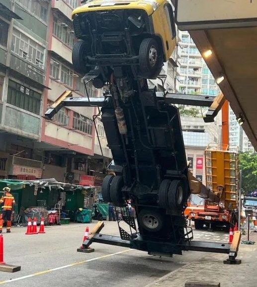 黄渤倪妮剧组突发意外 升降台高空坍塌8人受伤