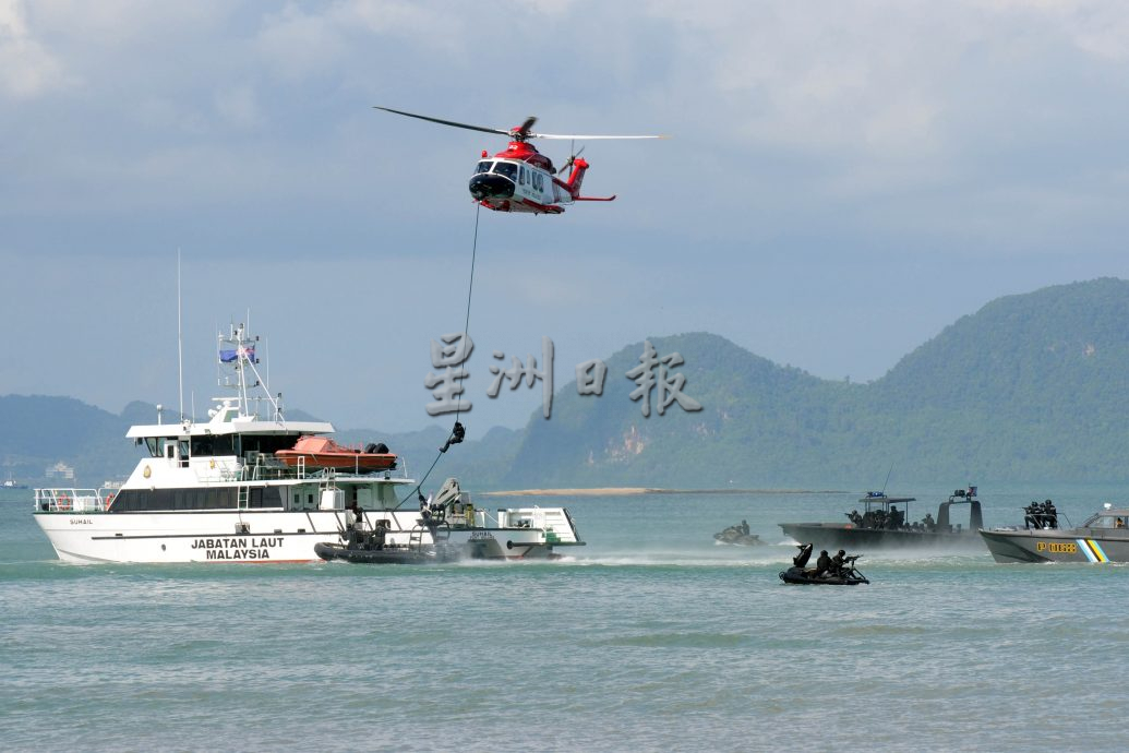 (全国版)为2023年浮罗交怡国际海空展推介海事项目 安华观赏执法单位联合反恐演习