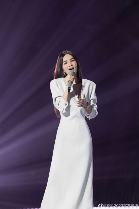 Ella登《乘风》飙唱《恋人未满》登冠 高圆圆制图为贾静雯打Call