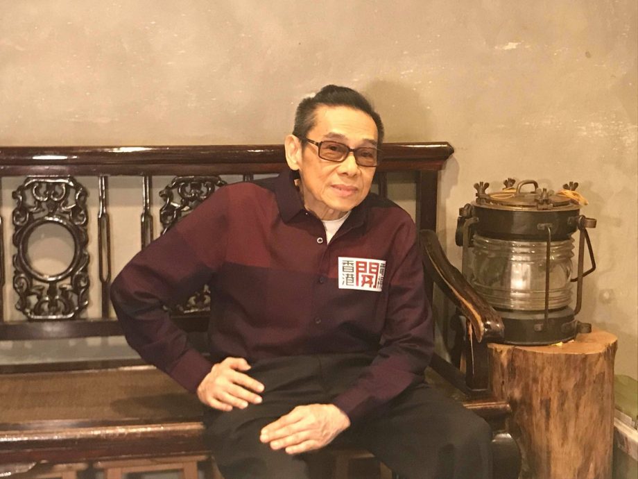 78岁泰迪罗宾被野生捕获 街头唏嘘等巴士