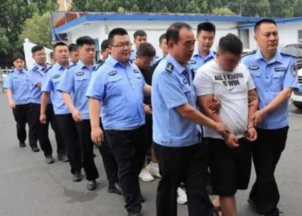 冒充警察收扫黄罚款 警依抢劫罪拘6男