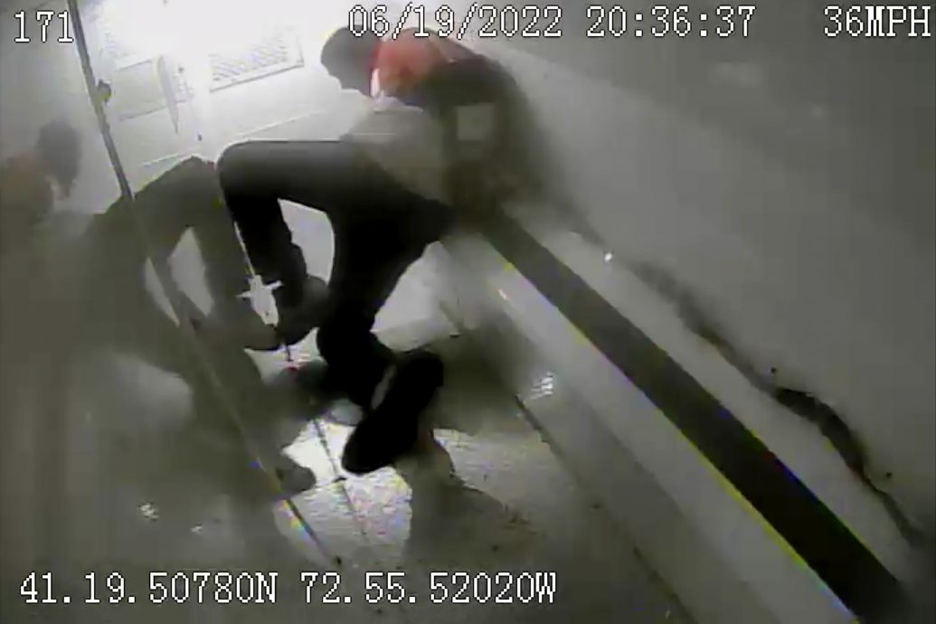 在警车上出车祸致瘫痪 美国男获2.07亿和解金
