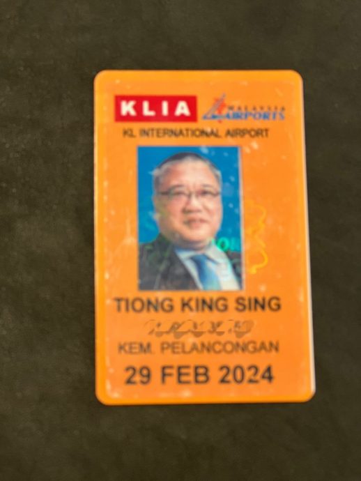 张庆信到KLIA助中国旅客 办公室:部长有通行证 没硬闯!