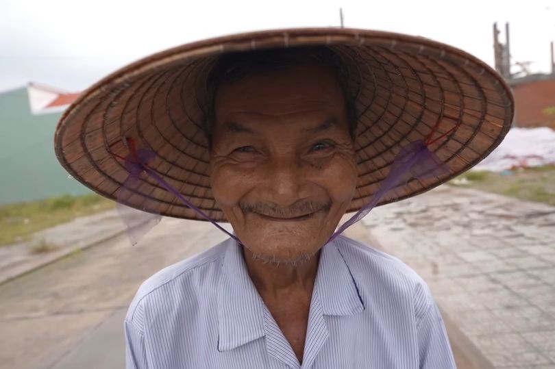 拼盘/60多年没有睡过觉!80岁老翁越战后“永久失眠” 喝绿茶拼命工作