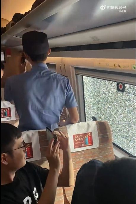 拼盘/高铁列车行驶中玻璃碎裂 乘客淡定拍照发朋友圈