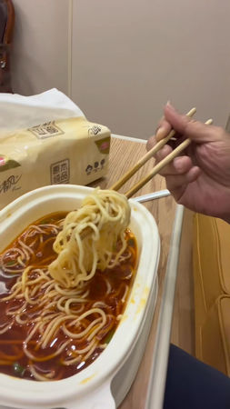李立群上海确诊肺部感染 病房手插针头吃牛肉面