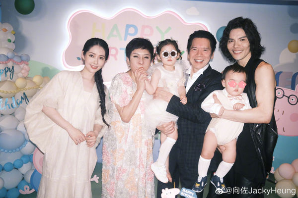 没缺席儿子周岁宴 向佐熊抱郭碧婷放闪