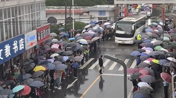 考场如战场! 中高中家长“万人雨中送行”88辆游览车载考生出征