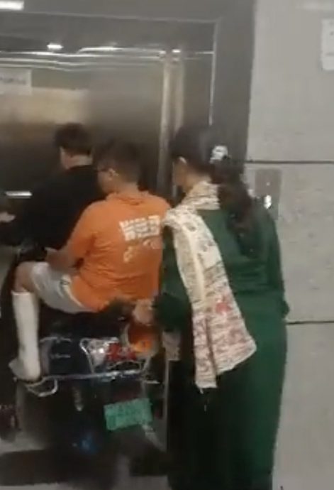 视频 | 医院轮椅短缺·父骑摩托载断脚儿搭电梯复诊