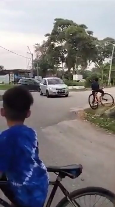 视频 | 小孩开车路口转弯超惊险!民众大骂:笨蛋,你想死吗?