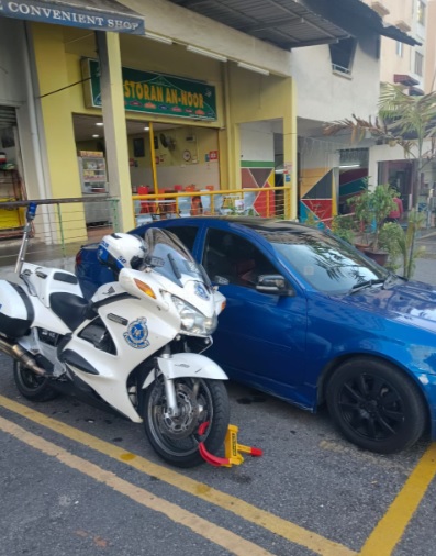 视频|公寓保安锁交警摩托车 管理层:因为乱停车!