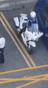 视频|公寓保安锁交警摩托车 管理层:因为乱停车!
