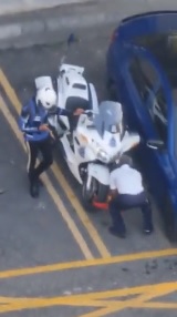 视频|公寓保安锁交警摩托车 管理层:因为乱停车!
