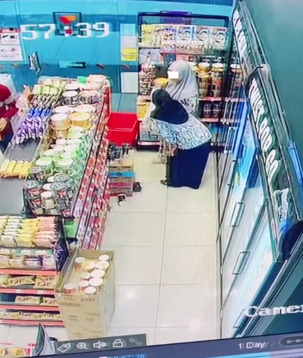 视频|女子购物人有三急 躲便利店货架后小便
