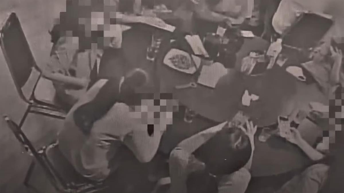 40学生吃光2桶白饭留负评“吃不饱” 店家:免费白饭≠吃到饱