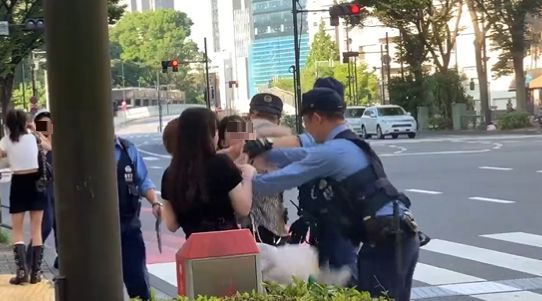 东京街头传中国辣妹“踹警察” 拳打脚踢25秒片曝!拍摄者也被打