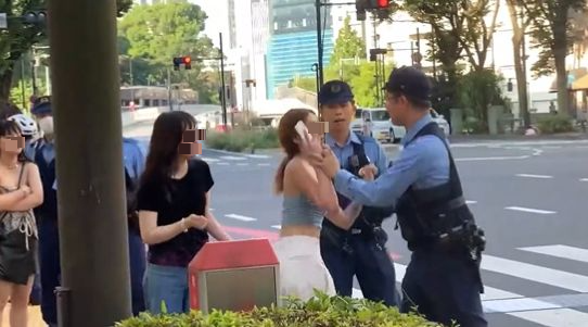 东京街头传中国辣妹“踹警察” 拳打脚踢25秒片曝!拍摄者也被打