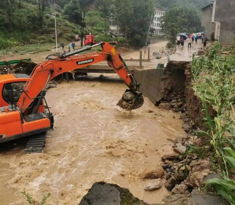 中国陕西镇巴突发50年一遇特大暴雨:80条路中断