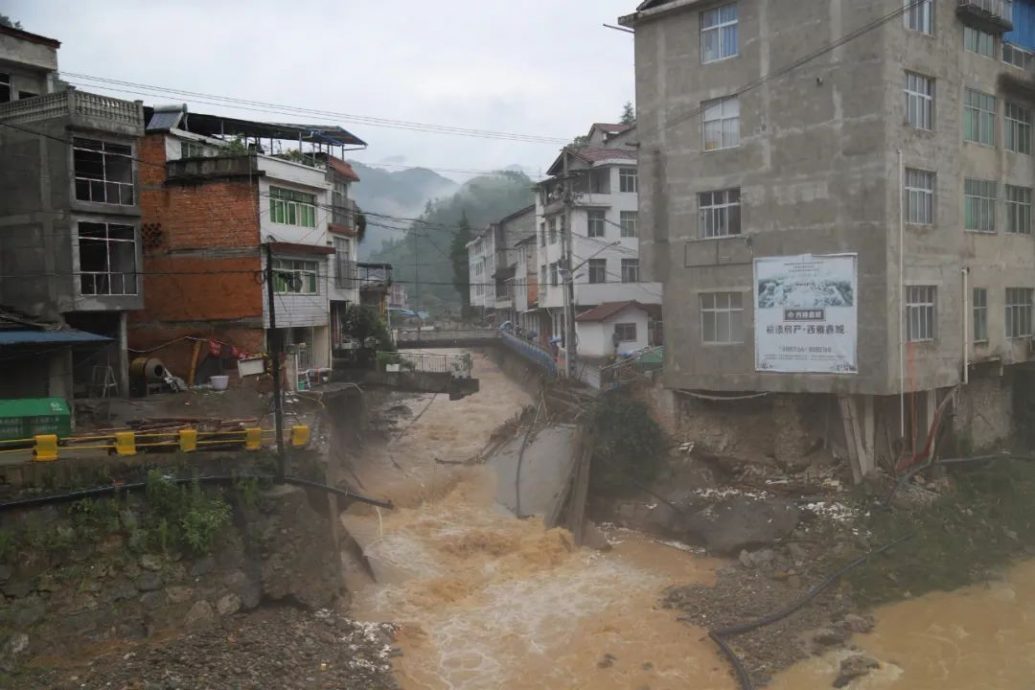 中国陕西镇巴突发50年一遇特大暴雨:80条路中断
