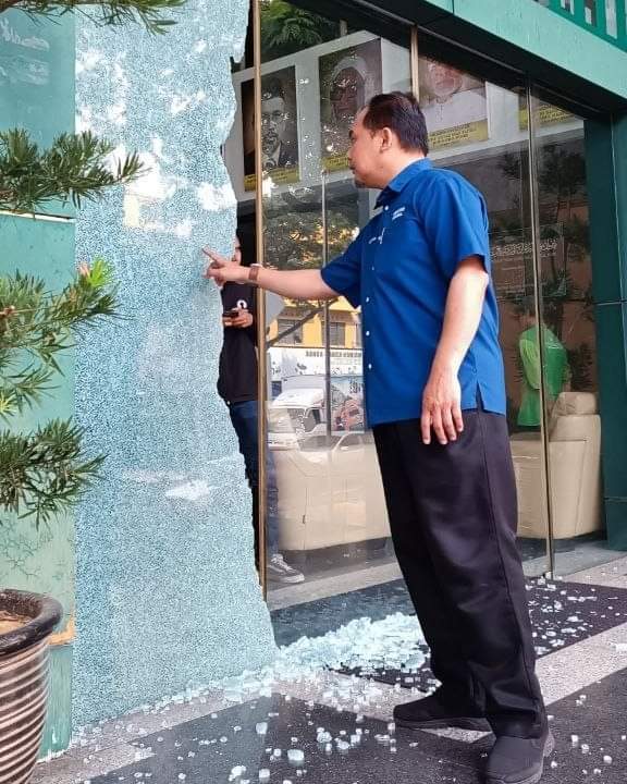 伊党总部清晨遭人破坏 “有闭路电视和目击者!”