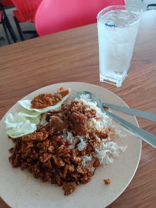 天贝咖哩汁捞饭+开水RM4 男子嫌贵被骂“自己种菜辣椒”吧!