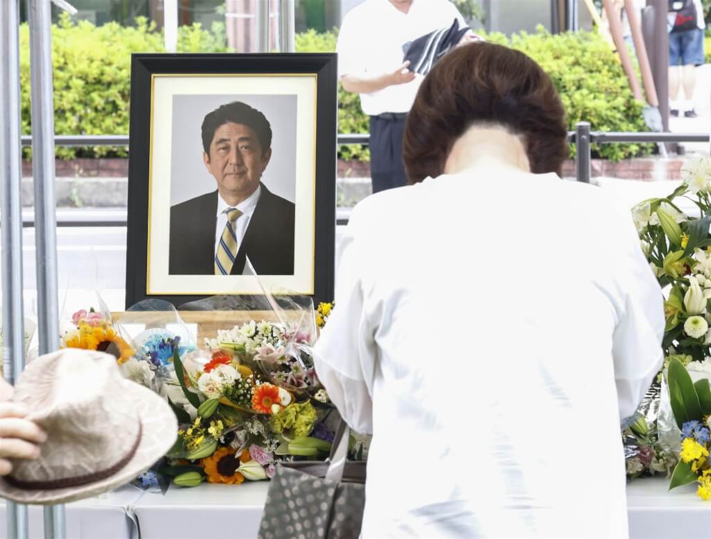 安倍被枪杀一周年祭典 数名男子疑“持枪”接近献花台被制服