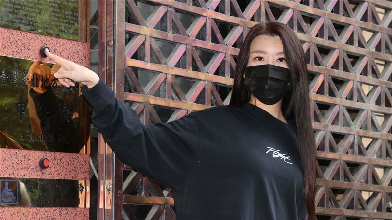小红老师收恐吓私讯 “敢告NO哥黑道就处理你”