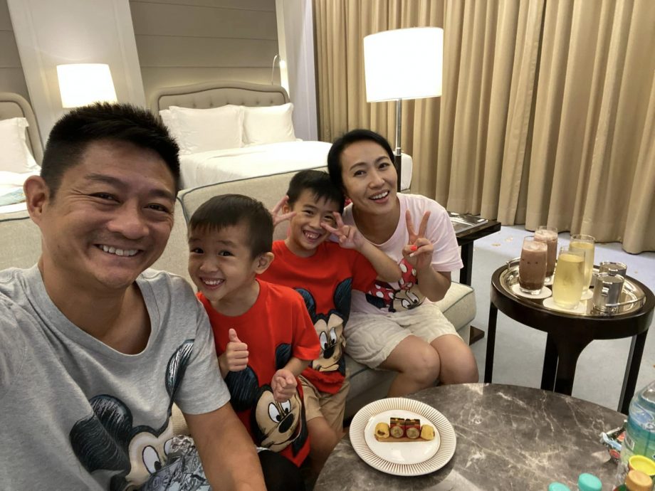 庆幸在香港打风前上机 TVB夫妻档一家来马度假