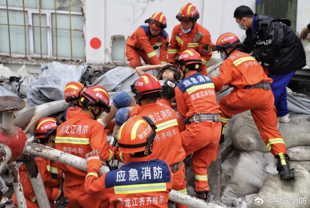 更新)看世界两图/黑龙江一间中学体育馆楼顶坍塌 逾10人被困