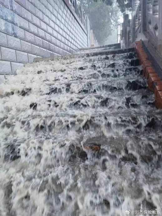 津冀迎今年来最强降雨 道路水浸司机弃车逃生